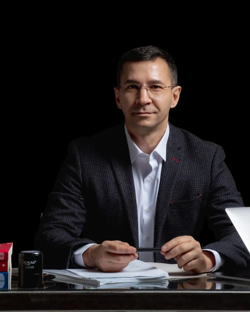 Адвокат Игорь Полицаев за рабочим столом